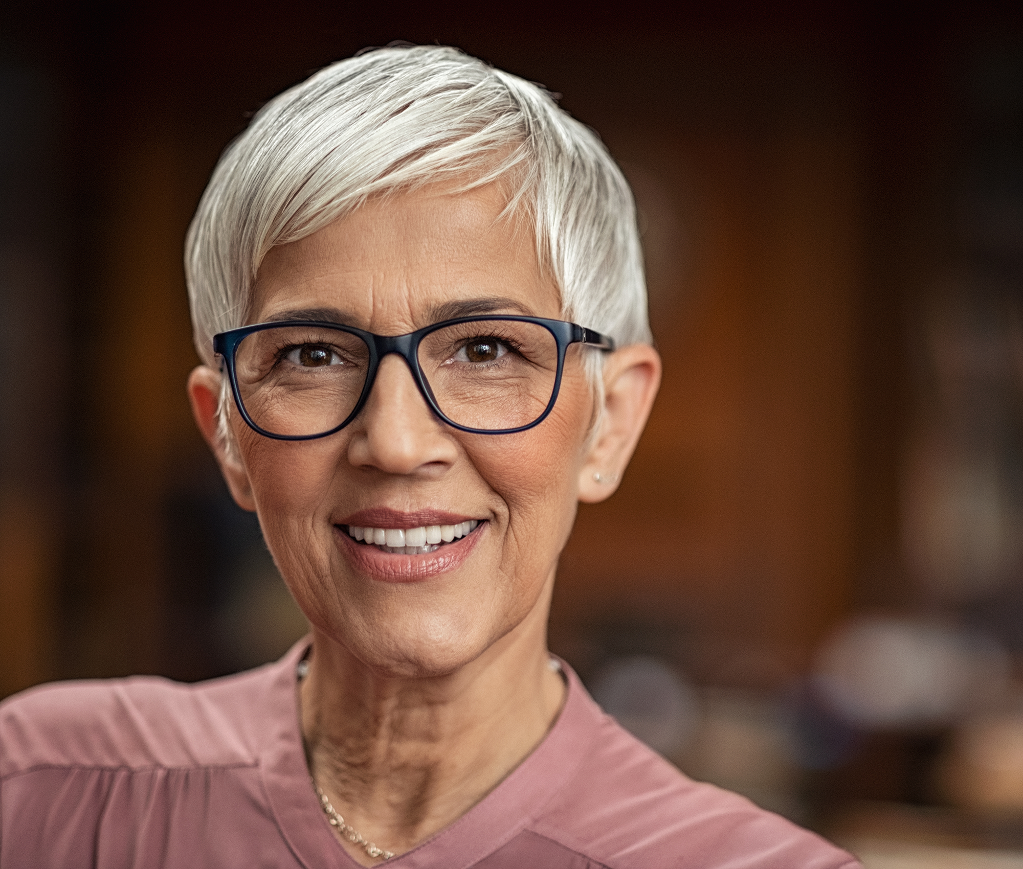 aeltere-frau-kurze-weiße-haare-mit-brille-lacht