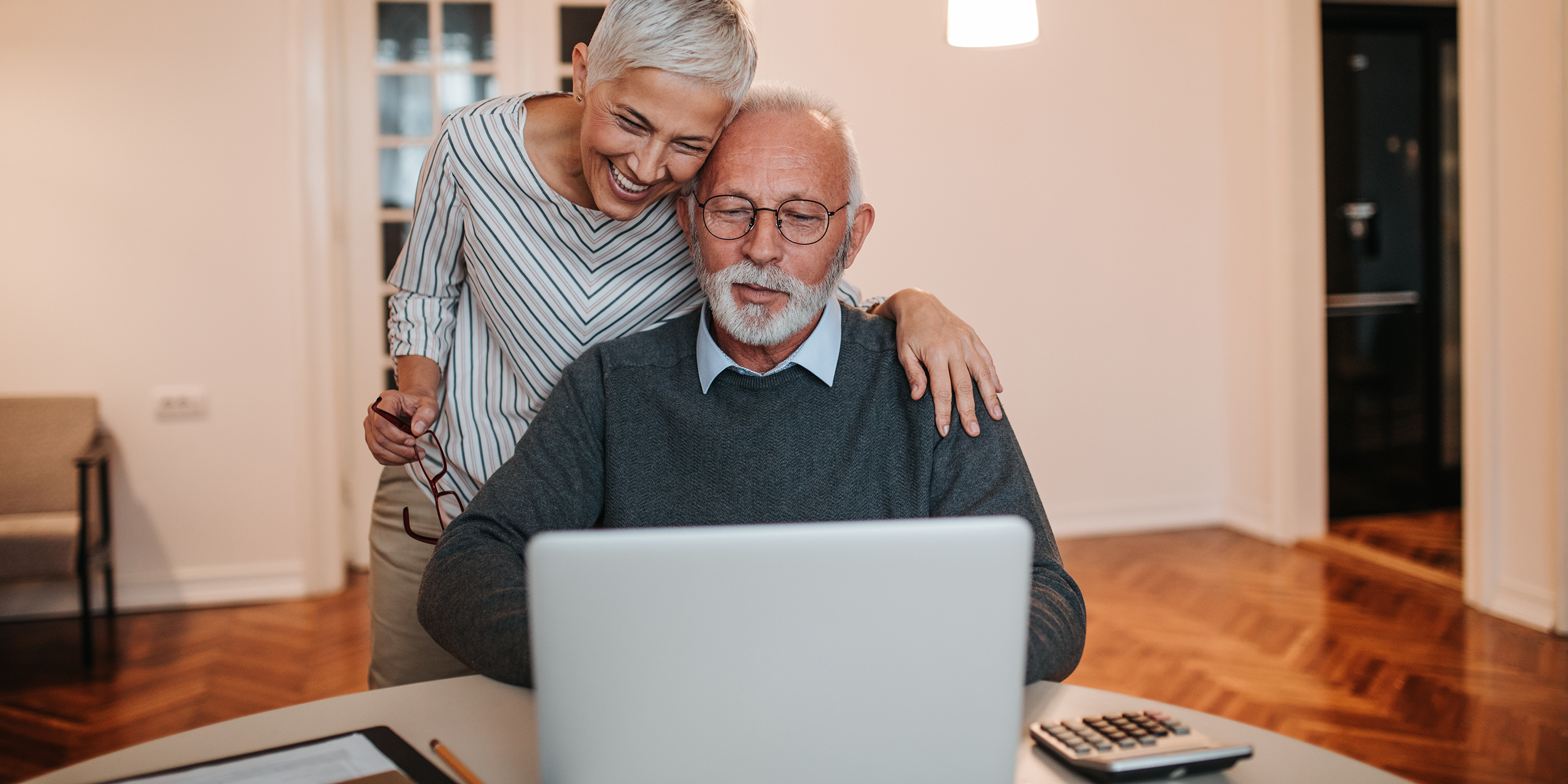 aelteres-paerchen-laechelt-blick-in-laptop