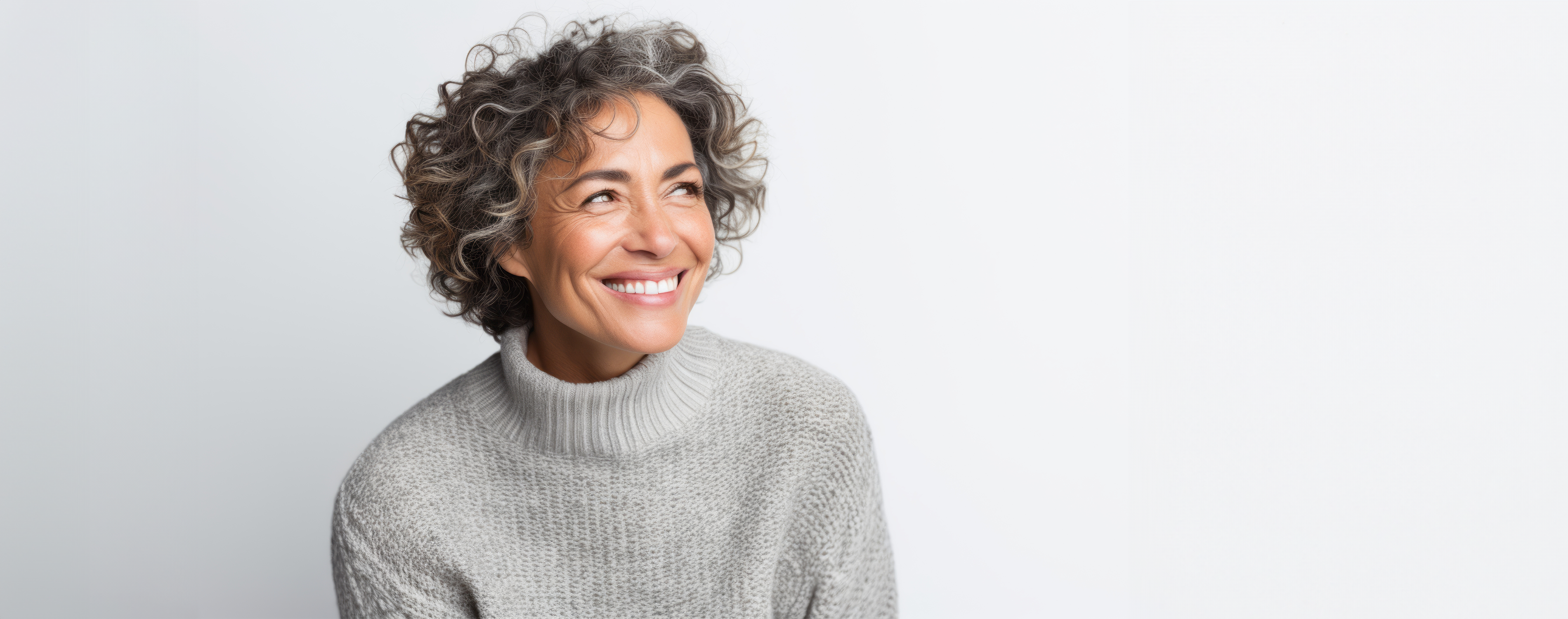 frau-graue-haare-freundliches-lachen-seitlicher-kopf