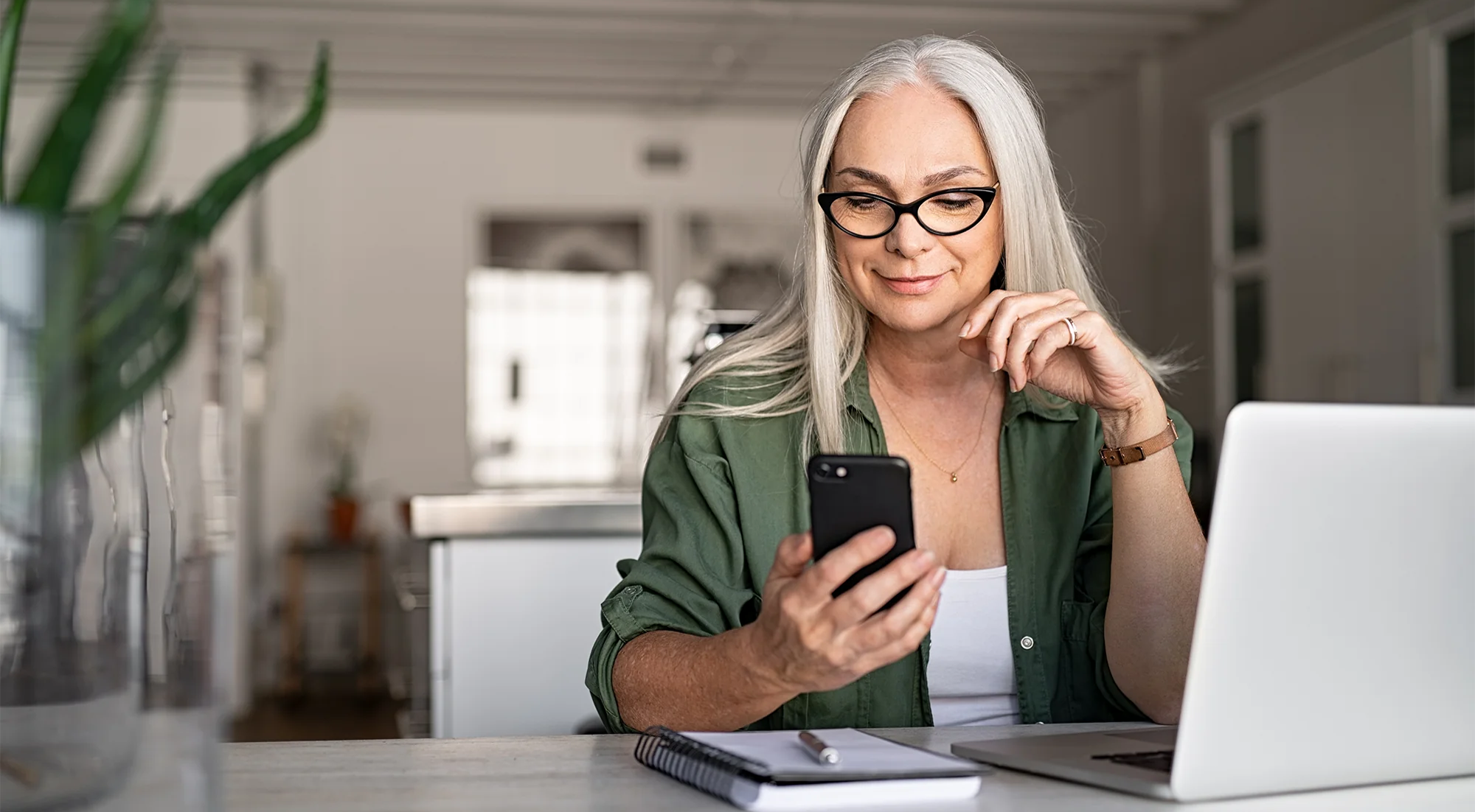 aeltere-frau-blick-auf-handy