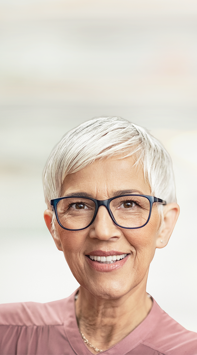 frau-kurze-weisse-haare-brille