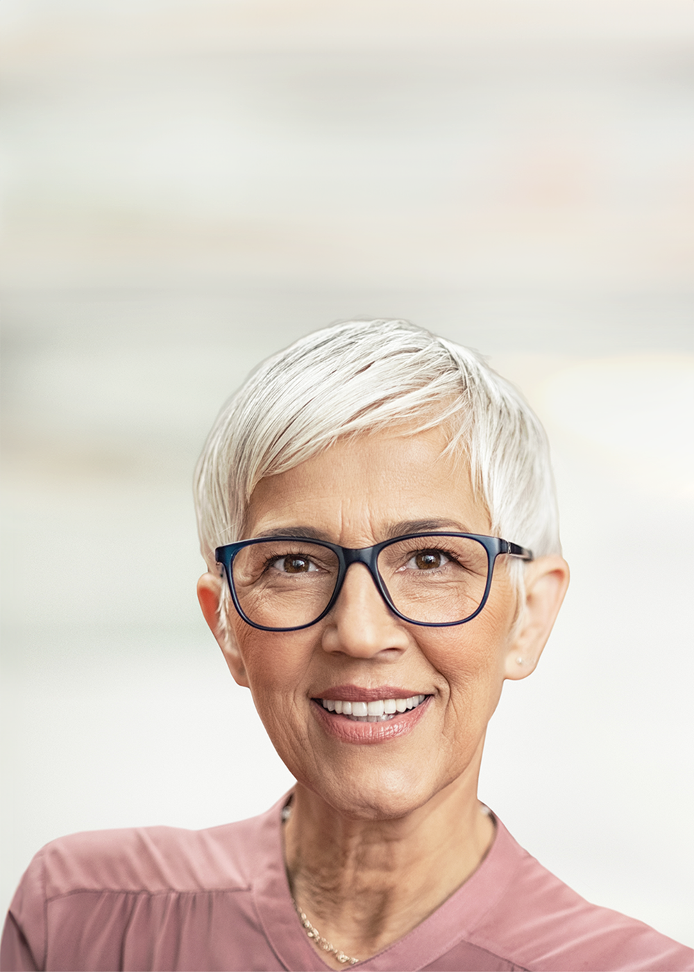 frau-kurze-weisse-haare-brille