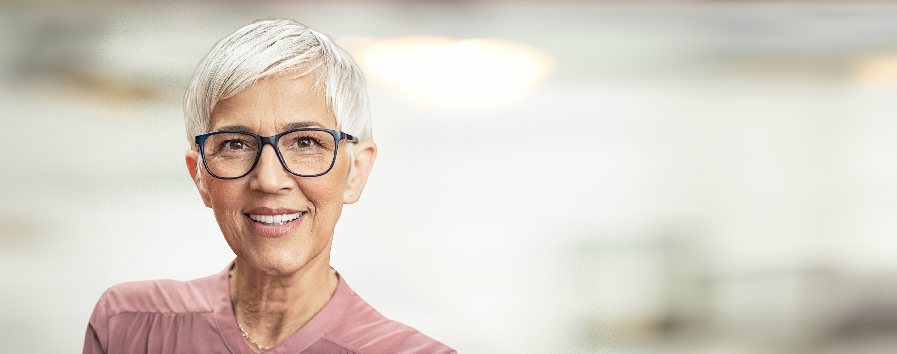 frau-kurze-weisse-haare-brille-breiter-bildausschnitt