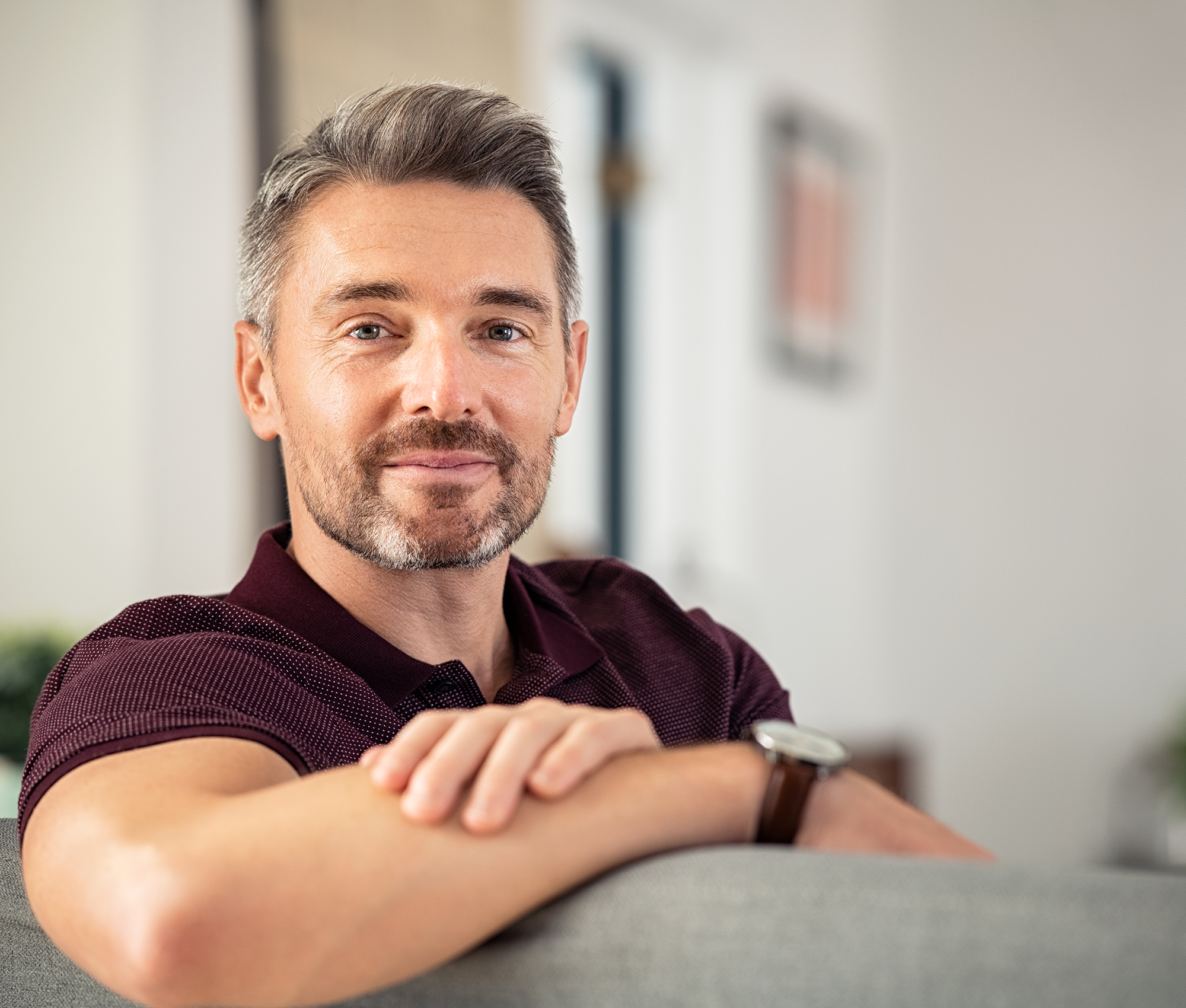 mann-sitzt-auf-dem-sofa-nachdenklicher-blick