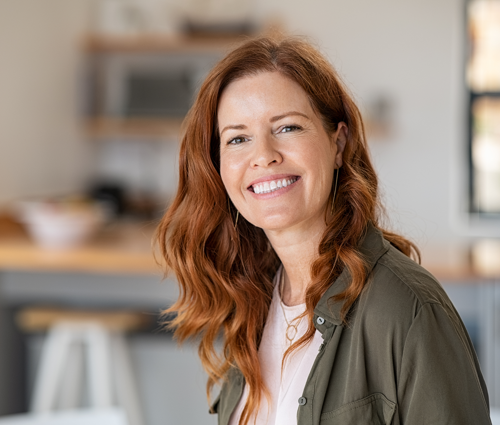 rothaarige-frau-lange-haare-laechelt