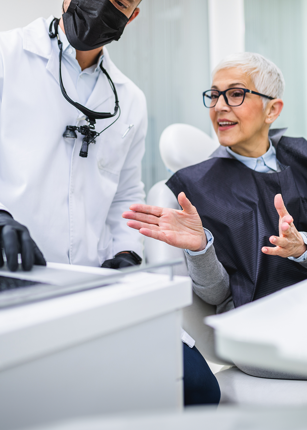 zahnarzt-behandlung-aufklaerung-aeltere-frau-kurze-haare