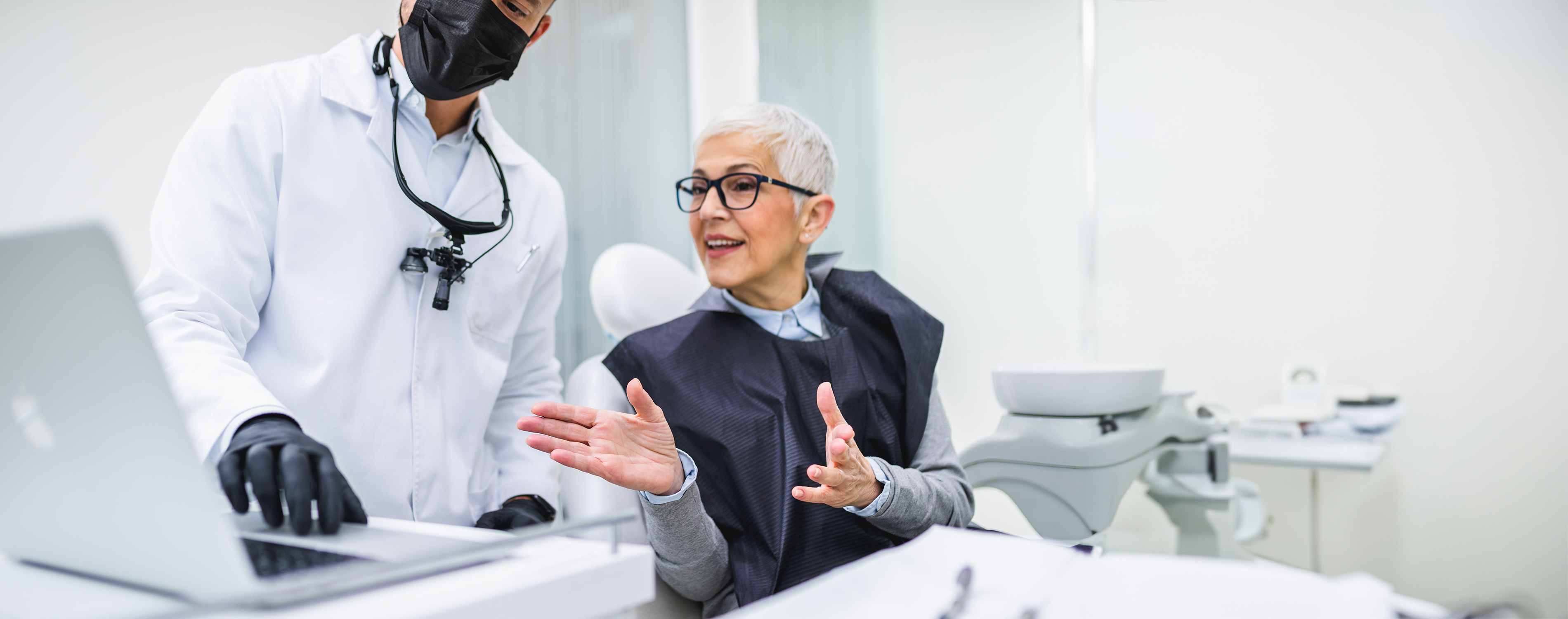 zahnarzt-behandlung-aufklaerung-aeltere-frau-kurze-haare